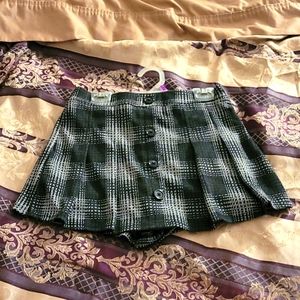 Dark grey/blk & white plaid women's skort Size Small